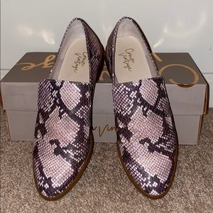 Size 6 Snake Skin Flat Shoes